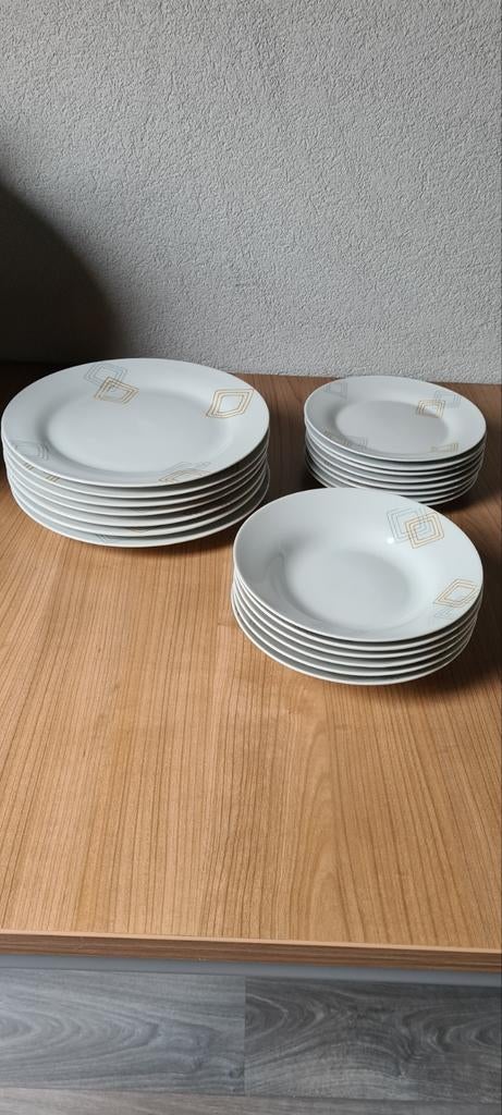 Wit servies met vierkantjes patroon, Gebruikt, Ophalen of Verzenden, Bord(en), Overige stijlen