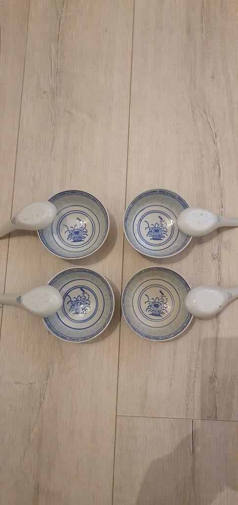 Set van 4 Chinese rijstkommen met lepels, Gebruikt, Keramiek, Ophalen of Verzenden, Kom(men)