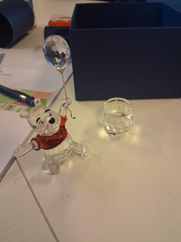 Swarovski Winnie de Poeh met ballon kristal figuur, Verzamelen, Swarovski, Ophalen of Verzenden, Zo goed als nieuw, Figuurtje