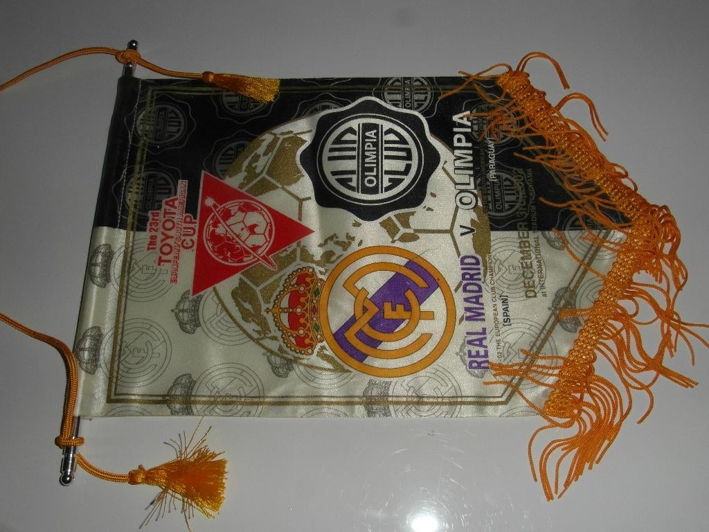 voetbal vaan wereldbeker finale 2002 real madrid olympia, Ophalen of Verzenden, Zo goed als nieuw, Buitenlandse clubs, Vaantje of Sjaal