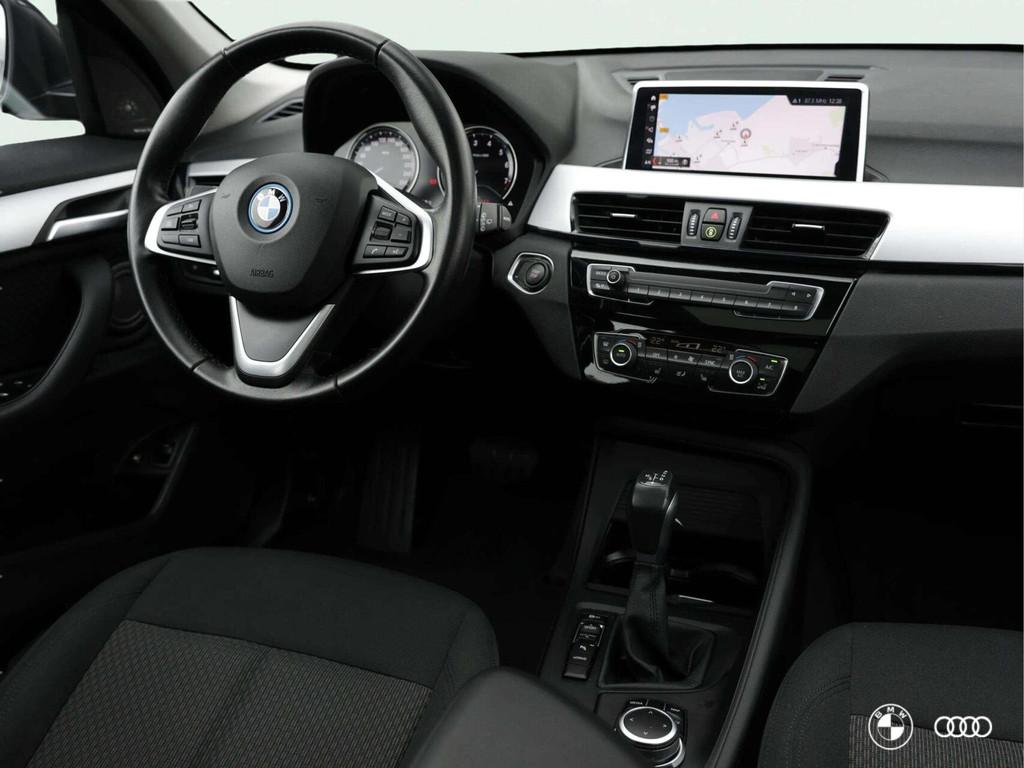 BMW X1 xDr25e BUSINESS / PANODAK / HARMANKARDON / HIFI / STO, Auto's, BMW, Stof, Met garantie (alle), Zwart, Bedrijf