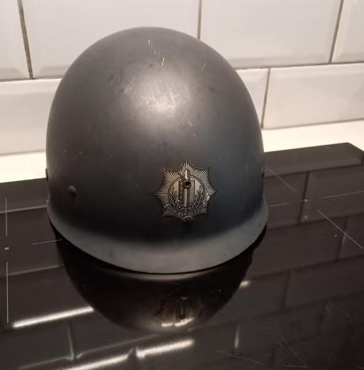 Politiehelm SW 63 47, Ophalen of Verzenden, Landmacht, Nederland, Embleem of Badge