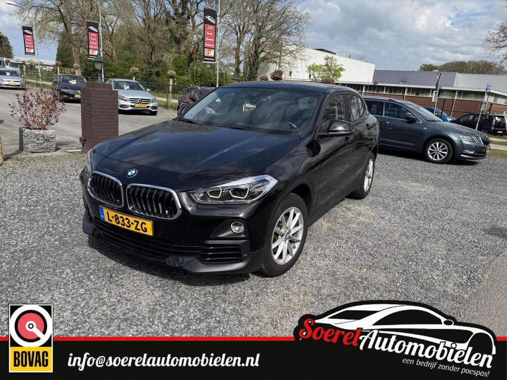 BMW X2 sDrive18i Executive automaat trekhaak stoelv boekjes, Auto's, BMW, Gebruikt, Euro 6, Zwart, 3 cilinders