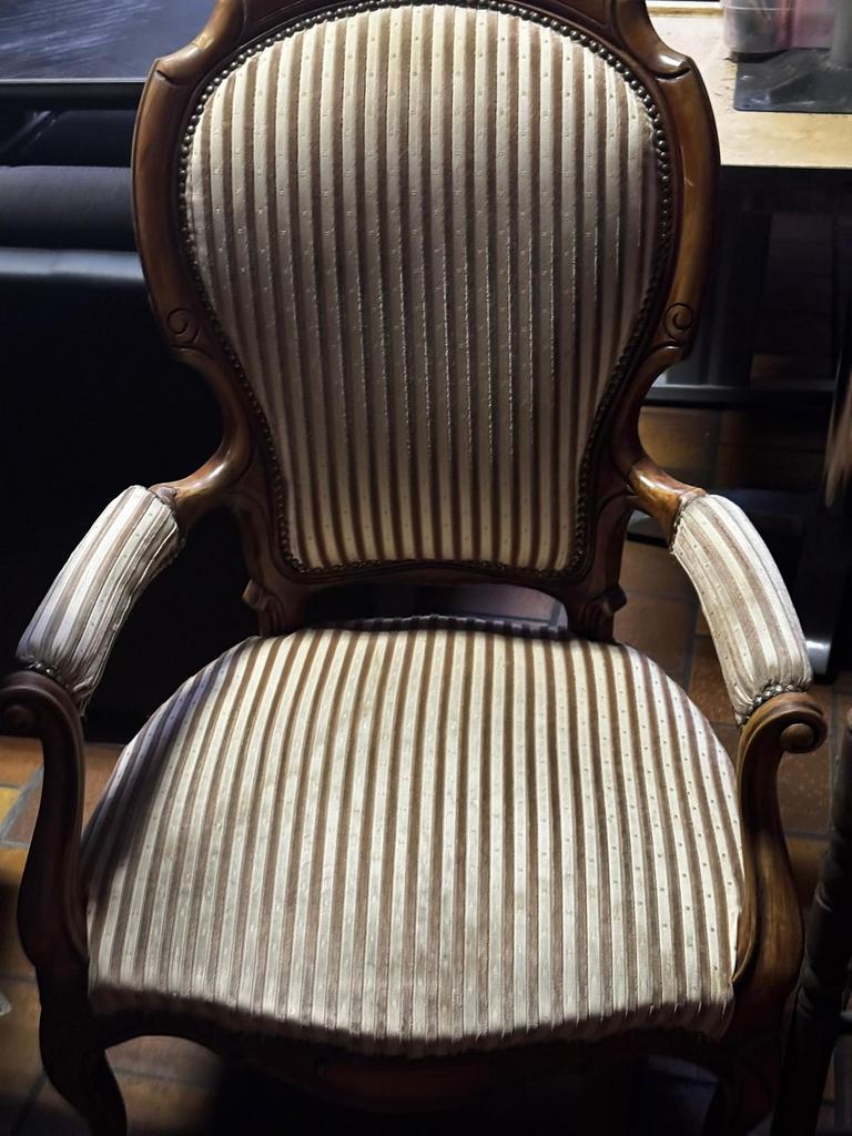 Antieke fauteuil met houten frame en gestreepte bekleding, Ophalen