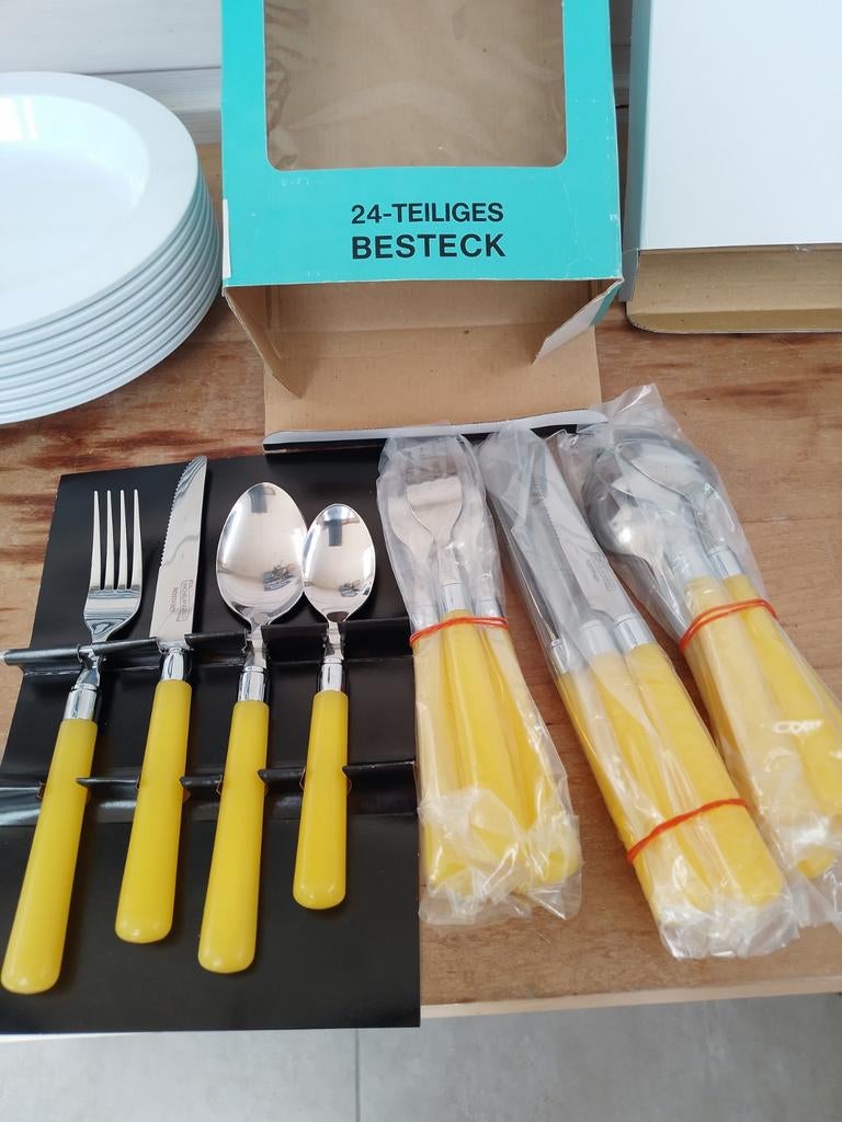 24-delig bestekset RVS met gele handvatten - Nieuw in doos, Ophalen of Verzenden, Nieuw, Rvs of Chroom, Bestekset