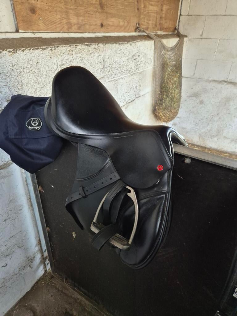 17 inch springzadel, Dieren en Toebehoren, Paarden en Pony's | Zadels, Ophalen of Verzenden, Gebruikt, Springen