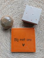 Handgemaakt tegeltje 10x10 oranje met gouden tekst, Ophalen of Verzenden, Nieuw