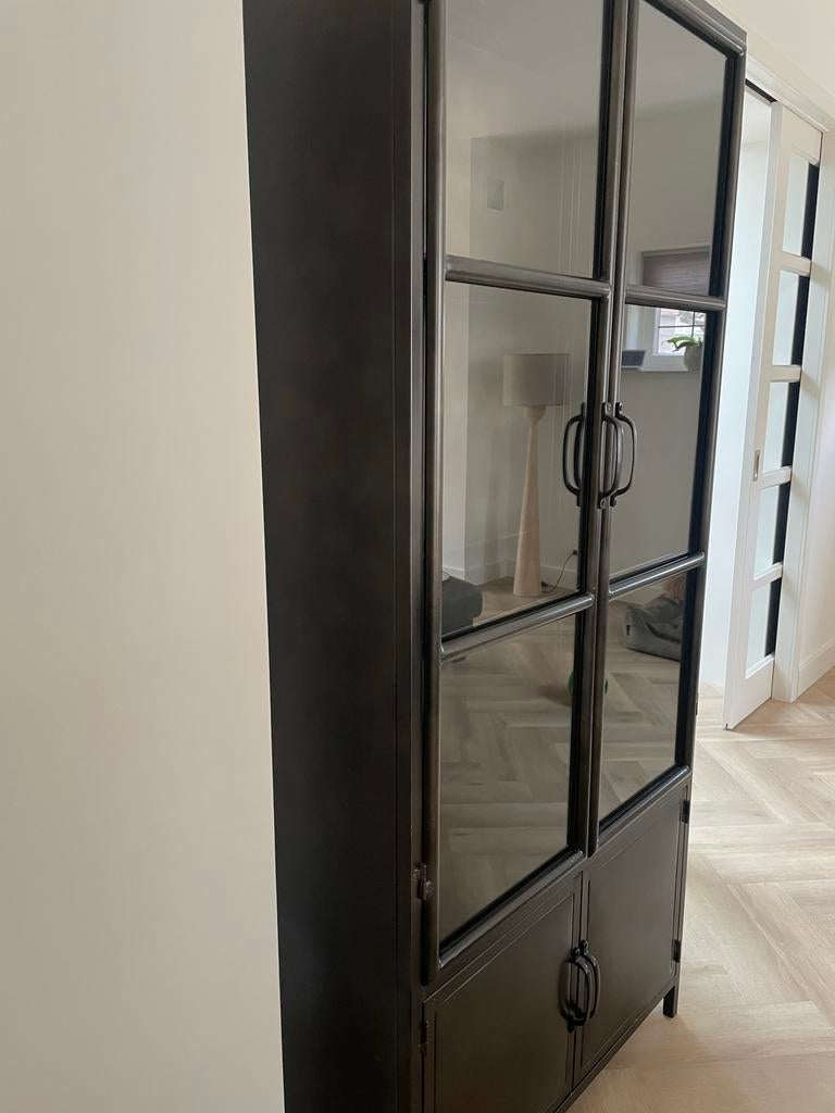 Zwarte metalen kasten met glazen deuren, Huis en Inrichting, Kasten | Overige, Ophalen, Gebruikt