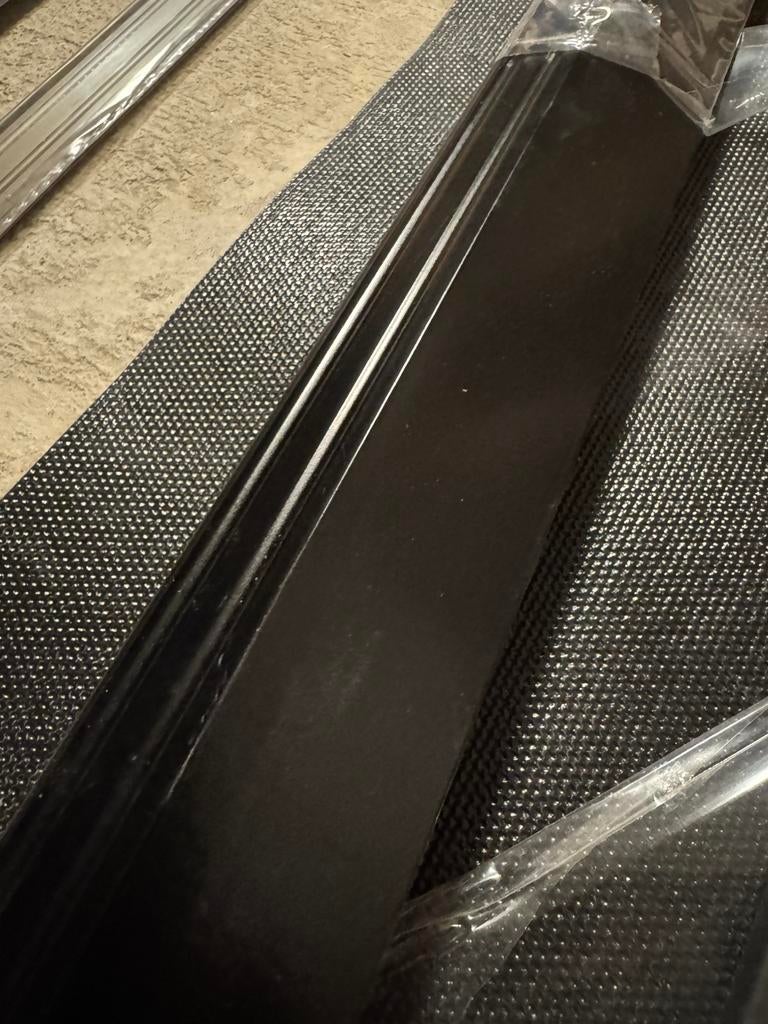 Hoekprofiel zwart zelfklevend -270 cm- 52x22 mm (Nieuw), Doe-het-zelf en Verbouw, Plinten en Afwerking, Overige materialen, Overige typen