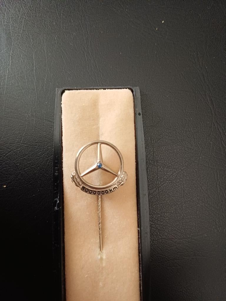 MERCEDES BENZ  1.000.000 km speld, Verzamelen, Verzenden, Gebruikt, Merk, Speldje of Pin