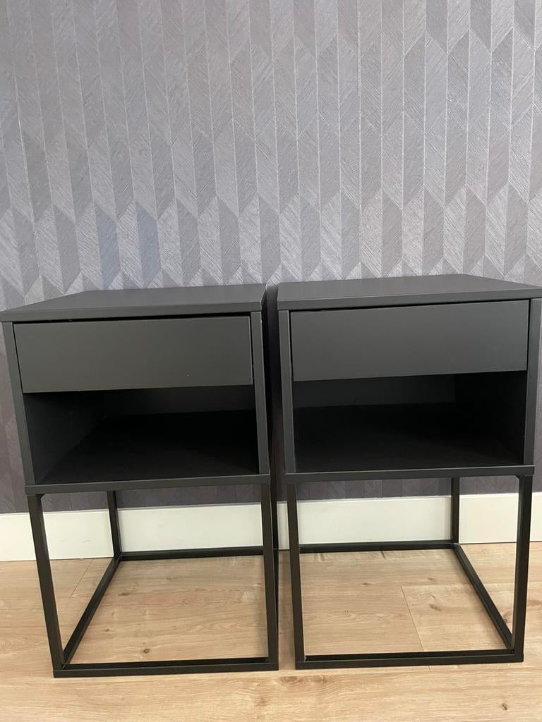 2x IKEA VIKHAMMER nachtkastje – zwart, Huis en Inrichting, Slaapkamer | Nachtkastjes, Ophalen, Zo goed als nieuw, Minder dan 45 cm