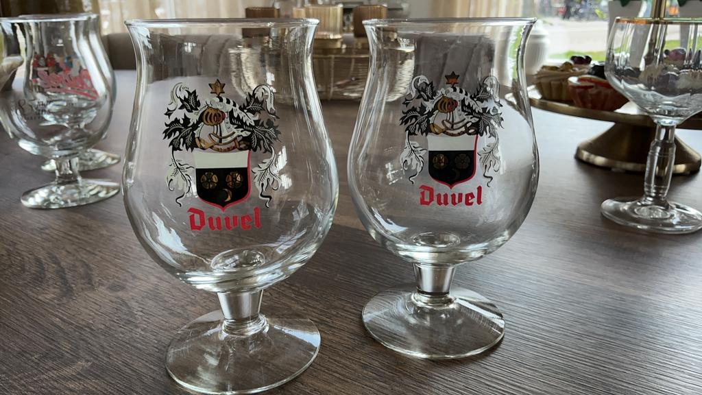 2 vintage Duvel glazen wapenschild met rode letters, Verzamelen, Biermerken, Ophalen of Verzenden, Zo goed als nieuw, Glas of Glazen