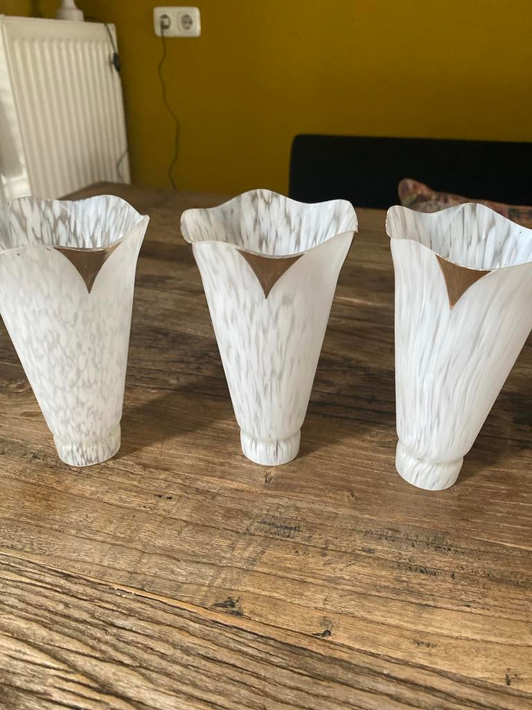 Set van 3 glazen lampenkapjes, wit gemarmerd maison Jansen, Wit, Ophalen of Verzenden, Zo goed als nieuw, Overige vormen