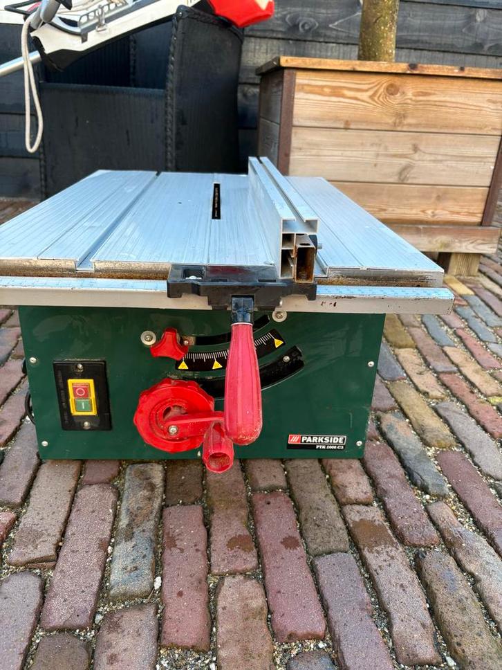 Goed werkende Parkside zaagtafel met geleiders en onderstel, Doe-het-zelf en Verbouw, Gereedschap | Zaagmachines, Gebruikt, Cirkelzaag