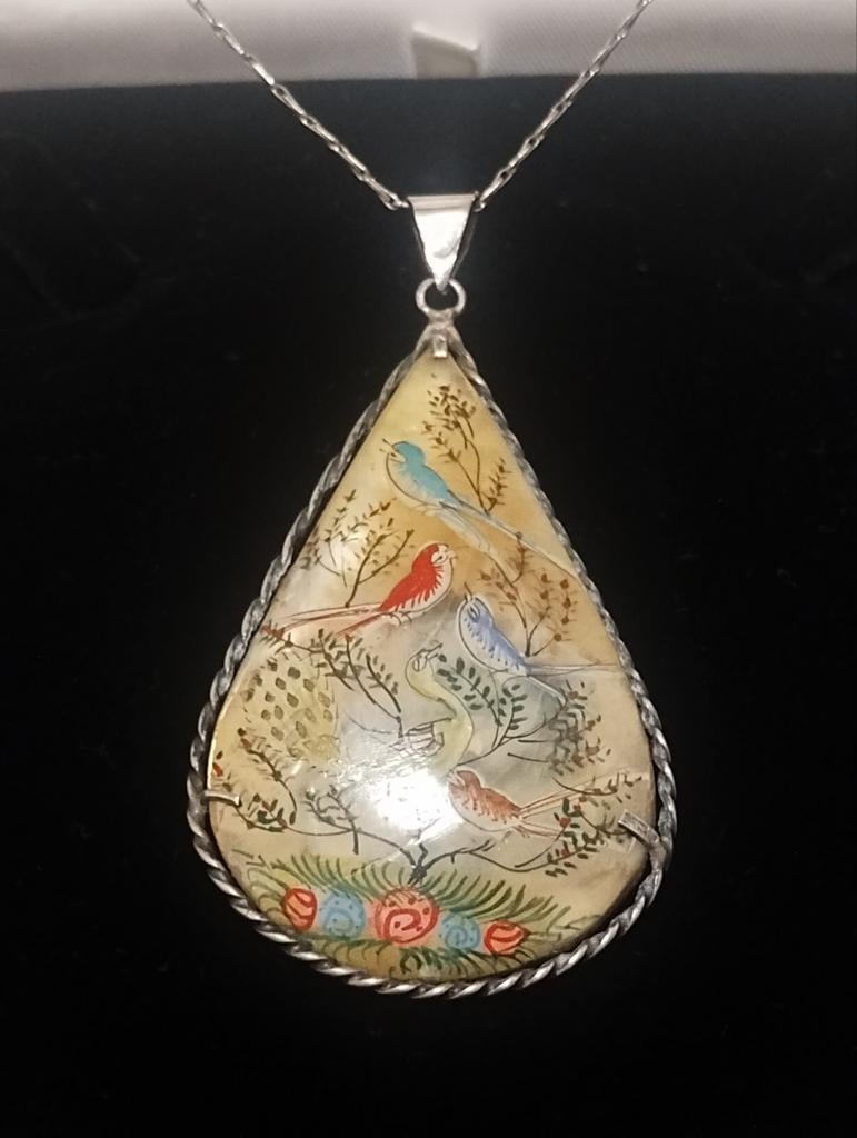 Antiek handbeschilderde parelmoer hanger met sterling rand, Sieraden, Tassen en Uiterlijk, Antieke sieraden, Ophalen of Verzenden