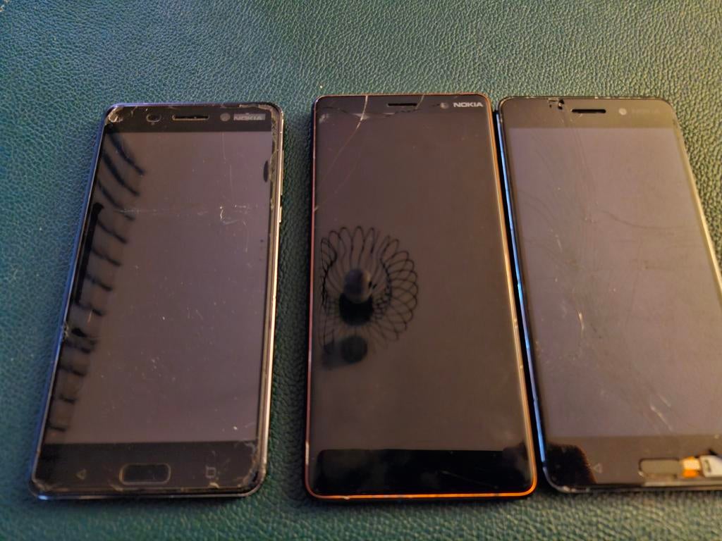 3 defecte Nokia's, misschien voor onderdelen, Telecommunicatie, Mobiele telefoons | Nokia, Ophalen of Verzenden