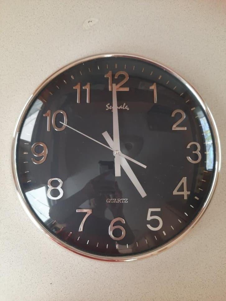 Segnale Quartz Wandklok - Zwart met Zilveren Cijfers, Ophalen, Zo goed als nieuw, Analoog, Wandklok