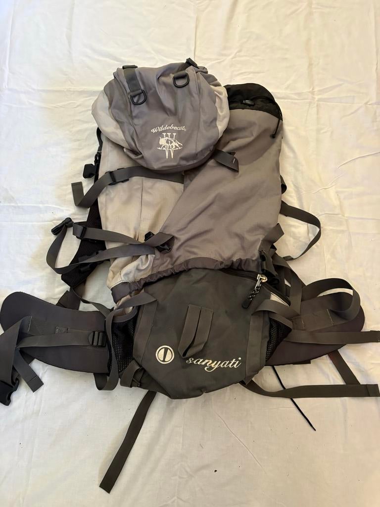 Grote Wildebeast Sanyati rugzak met regenhoes, Sieraden, Tassen en Uiterlijk, Tassen | Rugtassen, Overige merken, Gebruikt, 25 tot 40 cm