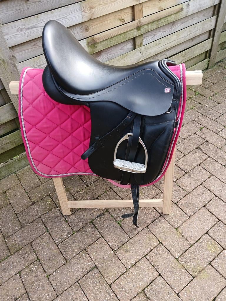 Rossner dressuurzadel 18", Dieren en Toebehoren, Paarden en Pony's | Hoofdstellen en Tuigage, Ophalen of Verzenden, Gebruikt, Dressuur