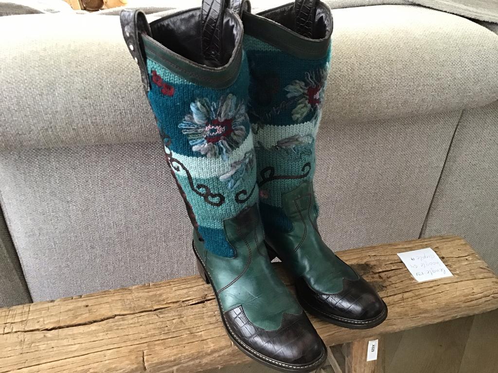 Laarzen super mooie laarzen bijna niet gedragen 37, Kleding | Dames, Schoenen, Ophalen of Verzenden, Zo goed als nieuw, Zwart