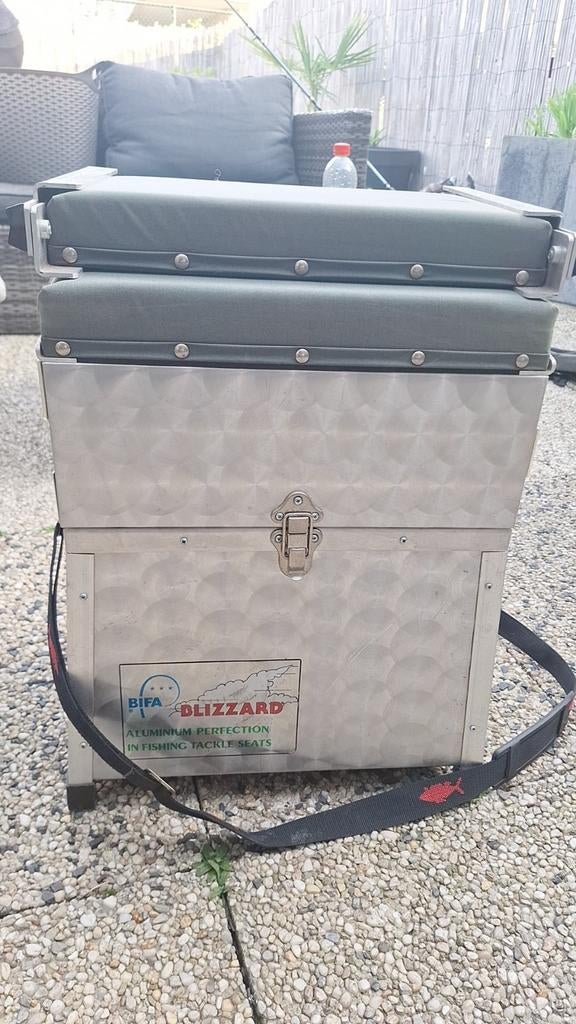 Viskist met inhoud, viskoffer met inhoud, 4werphengels., Watersport en Boten, Hengelsport | Witvissen, Ophalen, Gebruikt, Werphengel