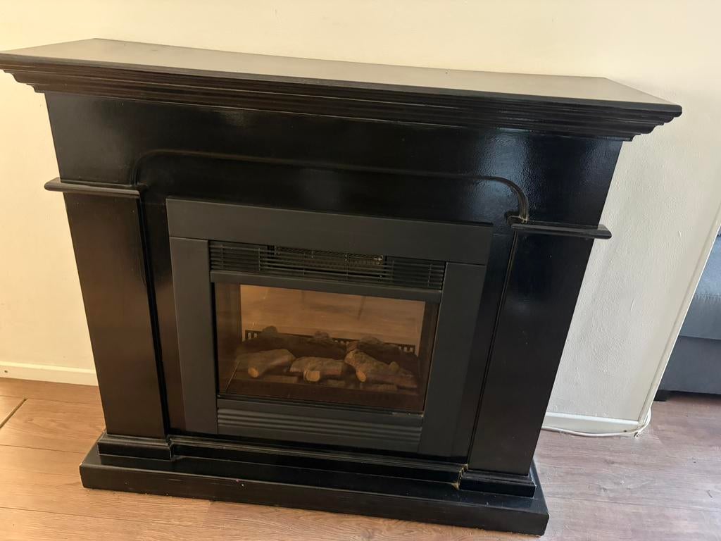 Gratis: schouw met elektrische haard, Huis en Inrichting, Haarden, Ophalen, Zo goed als nieuw, Vrijstaande haard, Elektrische haard