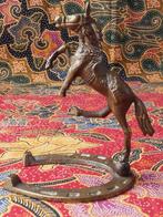 Mooi oud beeldje uit Engeland van paard op hoefijzer 13,8 cm