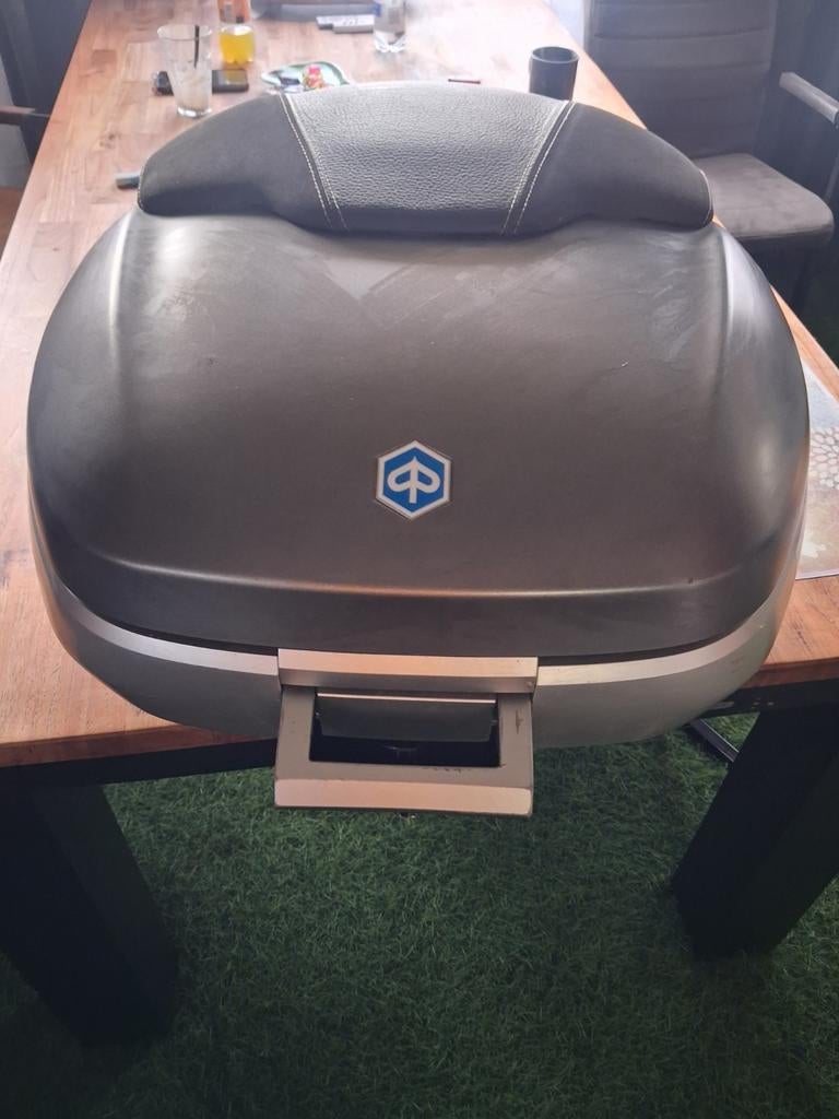 Piaggio Koffer met rugsteun - Grijs/Zilver, Motoren, Ophalen of Verzenden, Gebruikt