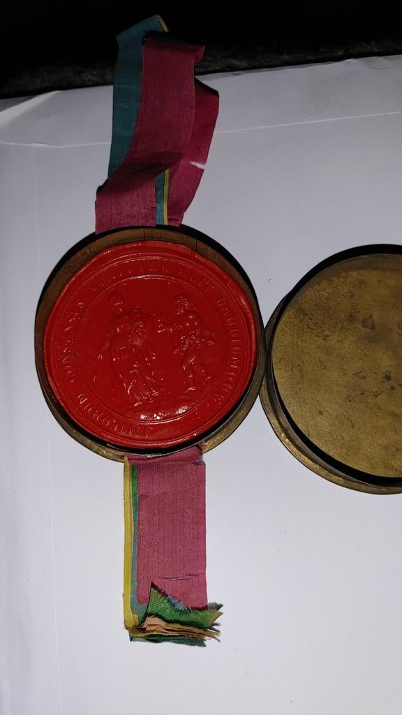 Antieke zegel met lint in messing doosje, Ophalen of Verzenden