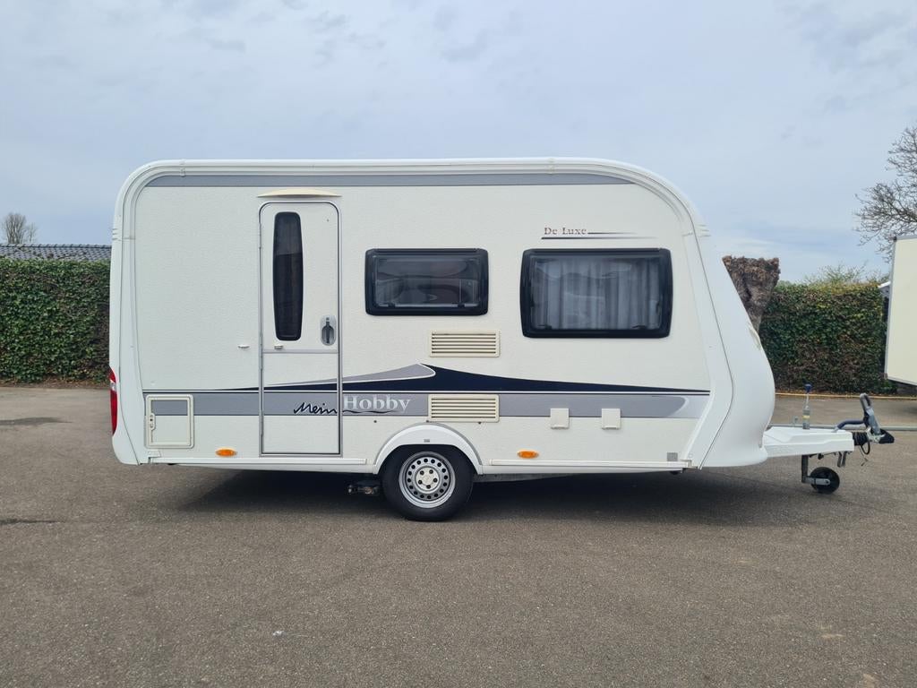 Hobby De Luxe 400 SF ( incl. stallingsmogelijkheid ), Caravans en Kamperen, Caravans, Schokbreker, Hobby, Bedrijf, Treinzit