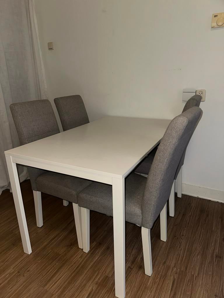 Eettafel met 4 stoelen - Modern en comfortabel, Gebruikt, 100 tot 150 cm, Vier personen, Rechthoekig