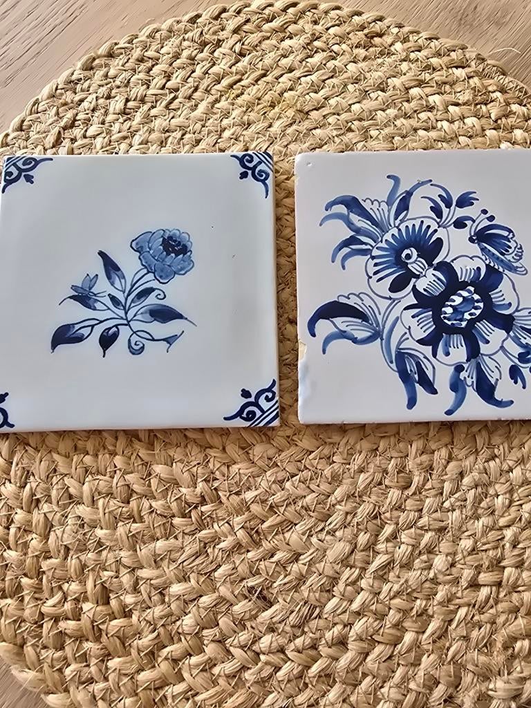 Set van 2 Delfts Blauwe Tegels met Bloemenmotief, Antiek en Kunst, Verzenden