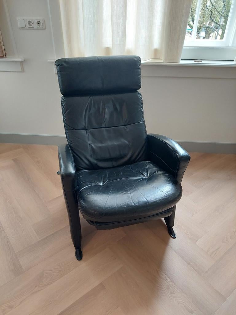 Comfortabele zwarte leren relaxfauteuil met voetensteun, Huis en Inrichting, Fauteuils, Modern, Comfortabel, Gebruikt, Ophalen of Verzenden