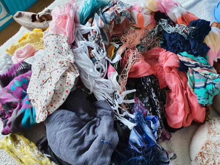 PAKKET MET RUIM 40 SHAWLTJES....koopje!, Hobby en Vrije tijd, Kostuums, Theaterbenodigdheden en LARP, Nieuw, Ophalen of Verzenden