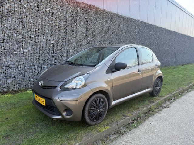 Toyota Aygo 1.0 VVT-i Now Airco | Groot scherm (bj 2013), Auto's, Toyota, Bedrijf, Te koop, Aygo, ABS, Airbags, Airconditioning