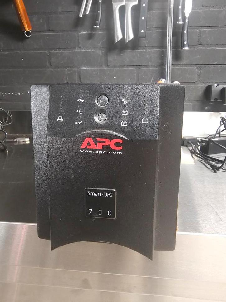 APC Smart-UPS 750 - Gebruikt met recente batterij, Computers en Software, Noodvoedingen (UPS), Gebruikt, Ophalen