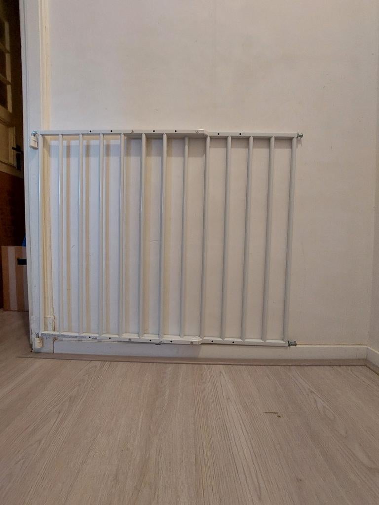 Traphekje, wit metaal , h 65cm,  tot 100cm uitschuifbaar, Ophalen, Zo goed als nieuw, Metaal of IJzer, Schroefhekje