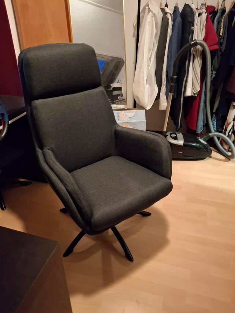 JYSK TANKEDAL Fauteuil met voetenbank donkergrijs, Ophalen, 75 tot 100 cm, Zo goed als nieuw, Stof