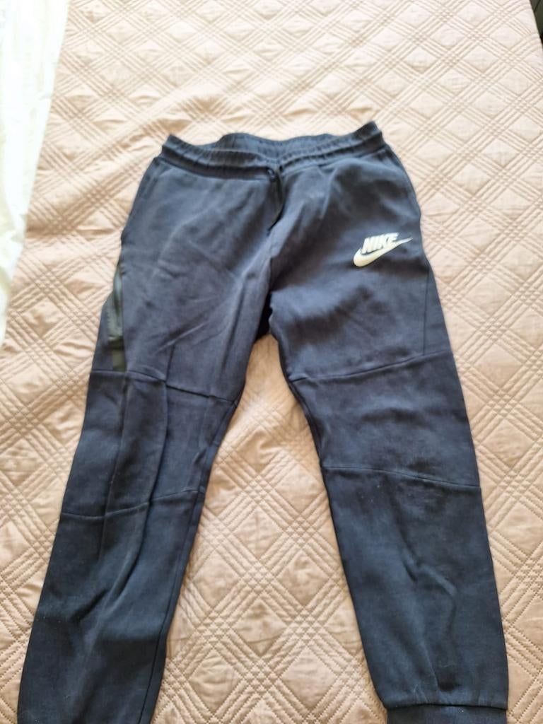 Nike Tech Fleece Broek Zwart Maat 152-170 met Wit Logo, Ophalen of Verzenden, Gebruikt, Nike, Jongen of Meisje