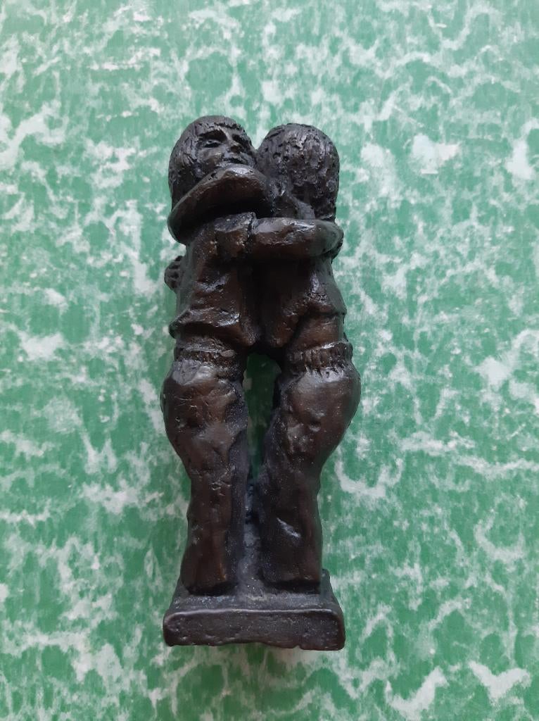 bronzen beeld Vriendschap twee kinderen omhelzen elkaar., Antiek en Kunst, Ophalen of Verzenden