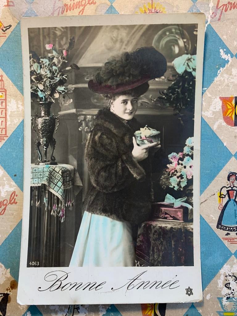 Bonne Année - dame met hoed en bontjas (PP), Ophalen of Verzenden, Voor 1920, Gelopen, Feest(dag)