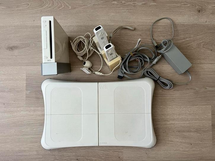 Wii set in nette staat met Balance Board en 2 controllers, Spelcomputers en Games, Ophalen of Verzenden, Gebruikt, Met 2 controllers