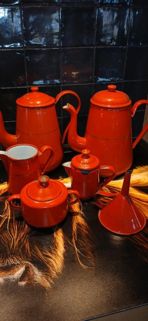 Vintage rood emaille koffieset met gouden bies, Antiek en Kunst, Antiek | Emaille, Ophalen of Verzenden