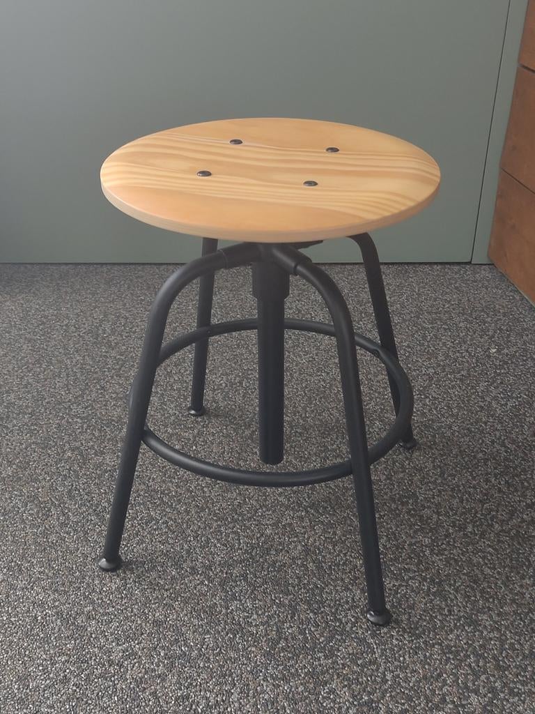 Ikea Kalleberg Kruk, zwart grenen, Huis en Inrichting, Ophalen, In hoogte verstelbaar, Zo goed als nieuw, IJzer