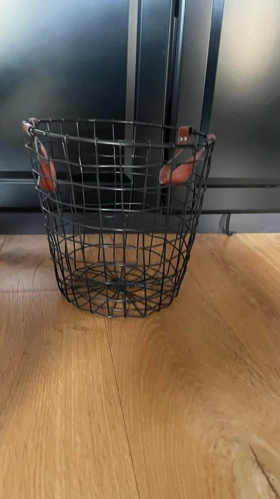 Zwarte metalen mand met leren handvatten, Huis en Inrichting, Woonaccessoires | Schalen en Manden, Overige materialen, Mand, Rond