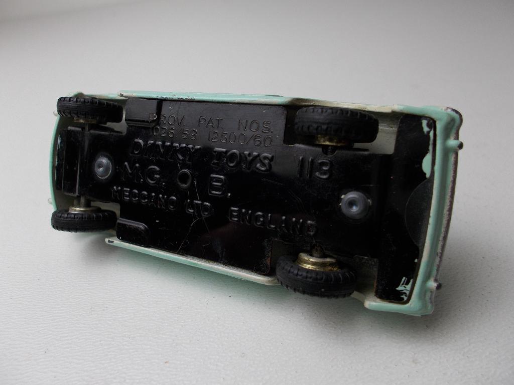 1963 Dinky Toys 113. MGB SPORTS + DRIVER!, Ophalen of Verzenden, Gebruikt, Auto, Dinky Toys