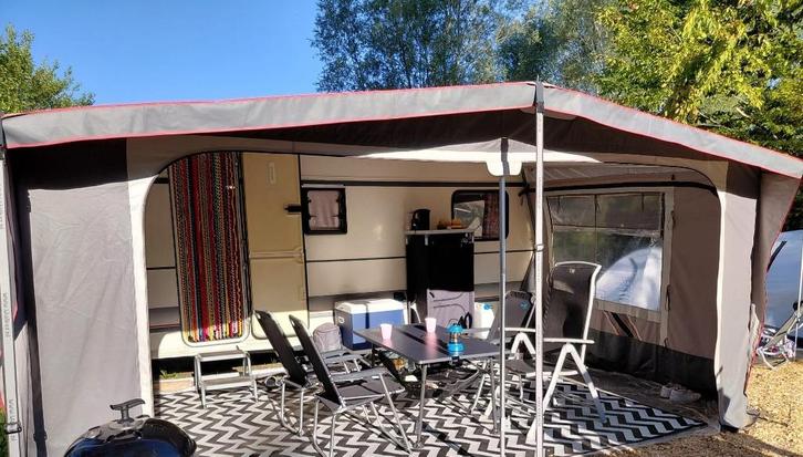 Caravan Büstner Scala, Caravans en Kamperen, Caravans, Particulier, tot en met 4, 1000 - 1250 kg, Treinzit, Bürstner, Omvormbare zithoek