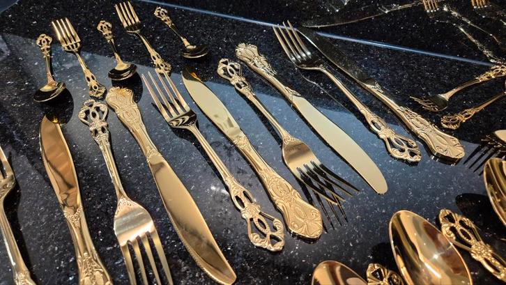 Chicque elegant Gouden Vergulde 40delig bestek 8prs Nieuw!!, Huis en Inrichting, Keuken | Bestek, Nieuw, Rvs of Chroom, Vaatwasserbestendig