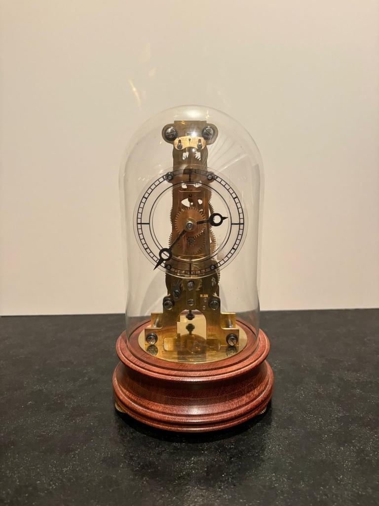 Handgemaakte messing skeletklok onder glazen stolp, Antiek en Kunst, Antiek | Klokken, Ophalen of Verzenden