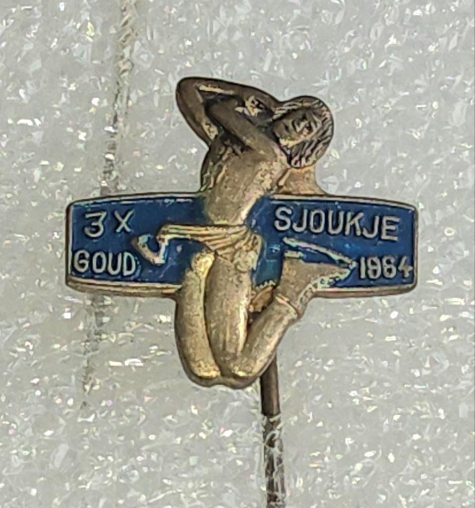 Speldje Sjoukje Dijkstra 3x Goud 1964 Schaatsen, Verzamelen, Speldjes, Pins en Buttons, Ophalen of Verzenden, Gebruikt, Sport